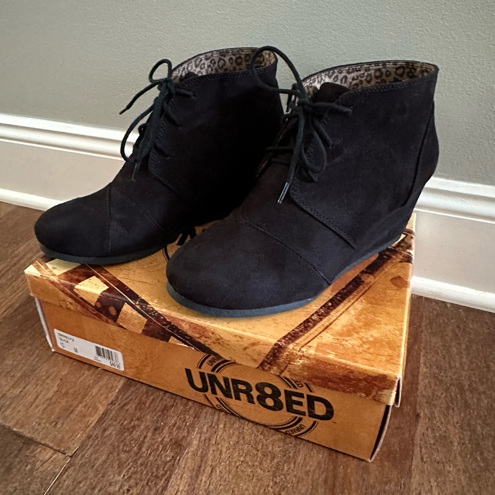 Unr8ed Lace-Up Black Wedge Ankle Boots Size 10